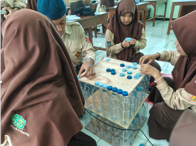 Ide Kreatif Siswa-Siswi MTsN 9 Bantul, Buat Rak dari Botol Bekas dan Triplek